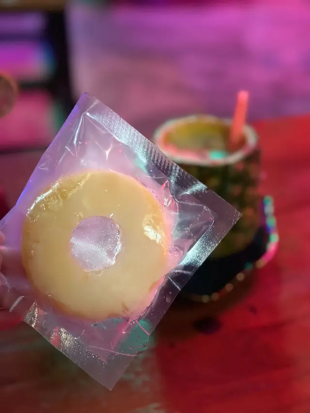 原個菠蘿特飲配菠蘿冰