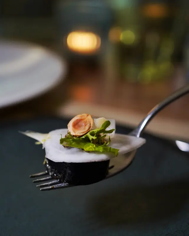 韭葱紫菜卷，甜玉米醬，素魚子醬，山葵