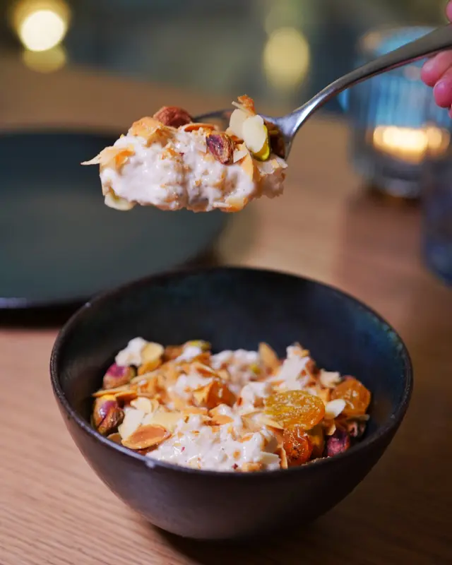 椰子豆蒄米布丁，金葡萄乾，開心果，杏仁