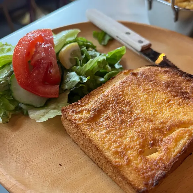 脆香椰奶吐司配沙律薯條