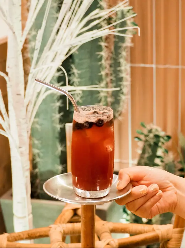 平常點特飲都有種買彩票的感覺 怕點到那種藥水味道的 這次選的這杯野莓梳打幸好沒踩雷 顏色偏深 如果不是加了幾顆藍莓 真的有點像紅酒呢 哈哈 味道蠻清新的 不會太甜