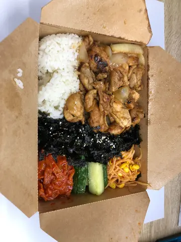 韩式甜酱油鸡配紫菜泡菜饭