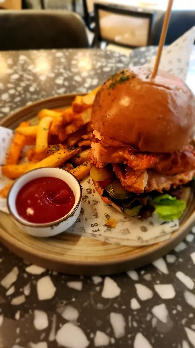 葡式燒雞扒漢堡配薯條