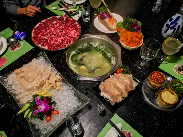 象拔蚌刺身，靚肥牛，新鮮鵝腸，即炸響鈴，美國桶蠔，杏花村汾酒