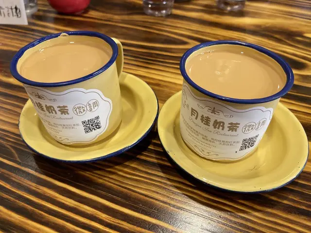 茶香四溢,甘、澀、醇、厚,互相交織,加上月桂獨有的辛、苦,平衡奶的厚重,同時增添層次。
