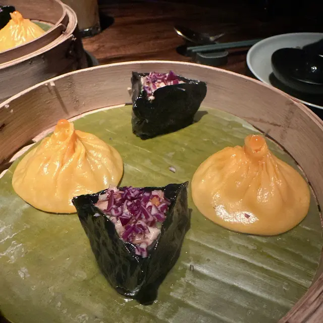 酸辣金湯包  &  紫椰菜乳香蓮藕餃