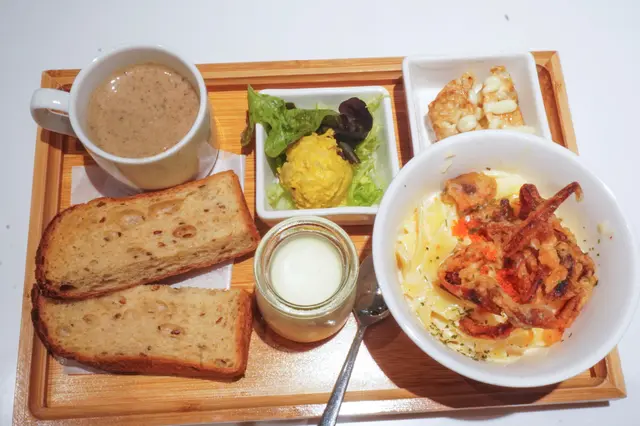 軟殼蟹及蟹肉闊麵配明太子忌廉汁