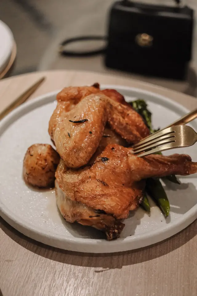 慢燒威士忌保濕三黃雞 配燒新薯及西蘭花苗 