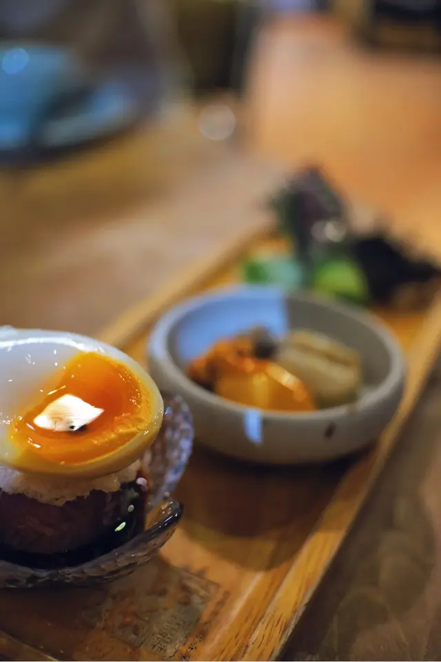 雙色墨魚仔+茶燻流心蛋伴黑魚子醬配炸厚切茄子+本地水耕沙律菜伴芝麻醬