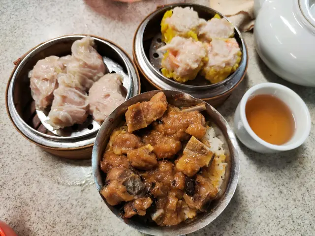 排骨飯，魚翅餃及燒賣