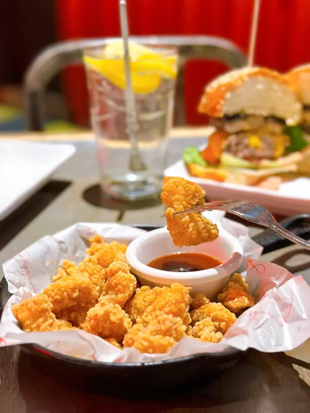 爆谷雞配蜜糖燒烤醬