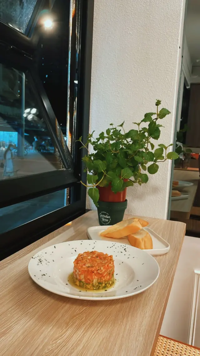 趁吧枱冇人快手影張,個位幾啱打卡