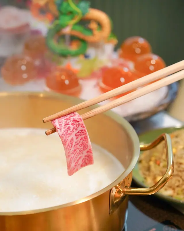 創意滿分,有七粒包有雞湯的龍珠,龍珠迷不要錯過,骨膠原湯底煮滾後加入七粒龍珠,就能召喚神龍了^^