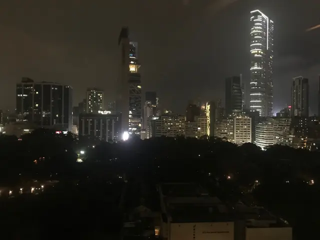 窗邊望外夜景