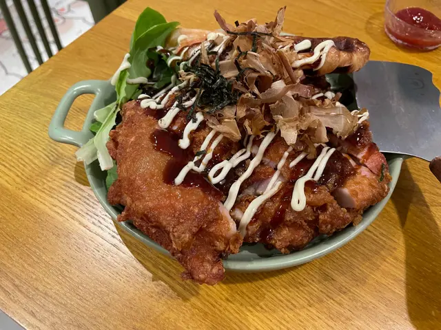 大阪燒香酥雞扒配牛角包窩夫