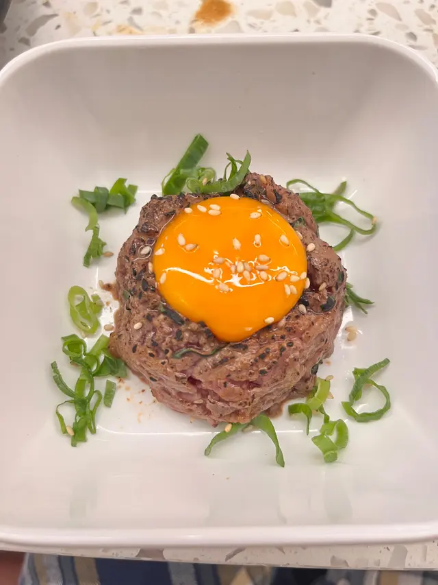 炙燒拌生牛肉他他