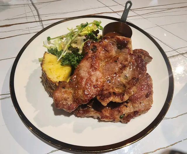 香煎西班牙豬梅頭伴菠蘿