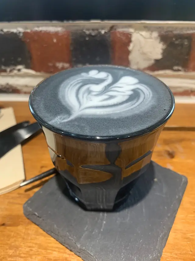 黑芝麻杏仁竹炭拿鐵