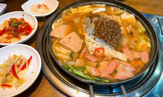 材料非常豐富, 有海量午餐肉和香腸、泡菜、豆腐、金菇、茄汁豆、年糕、洋蔥、菜蔬等