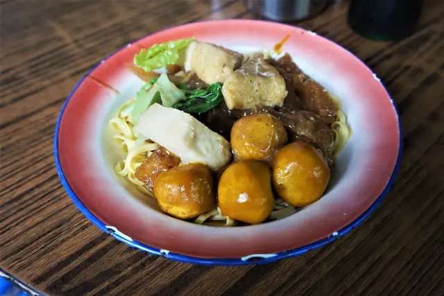 豬皮咖哩魚蛋魚片頭撈粗麵
