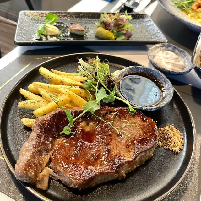 勁大塊牛扒，食肉獸見到一定好開心，同埋夠晒飽大滿足！🤣🤣牛扒嘅旁邊有胡椒鹽同埋韓式燒肉汁做配搭調味～我自己就比較鍾意胡椒鹽，更加可以帶出牛扒嘅鮮味！💓💓