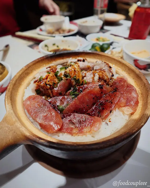 呢間主打椰子雞同打邊爐之外，佢哋嘅煲仔飯絕對令小編夠晒驚喜。臘腸唔會太肥亦都唔係太瘦，排骨嘅肉質咬落去舊舊都好冧。最重要係撈埋嚟食好似食極都仲有咁，夠晒足料。🤣
