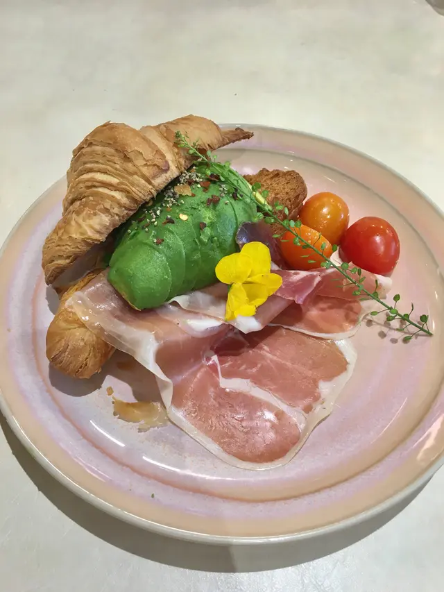 牛油果火腿牛角包