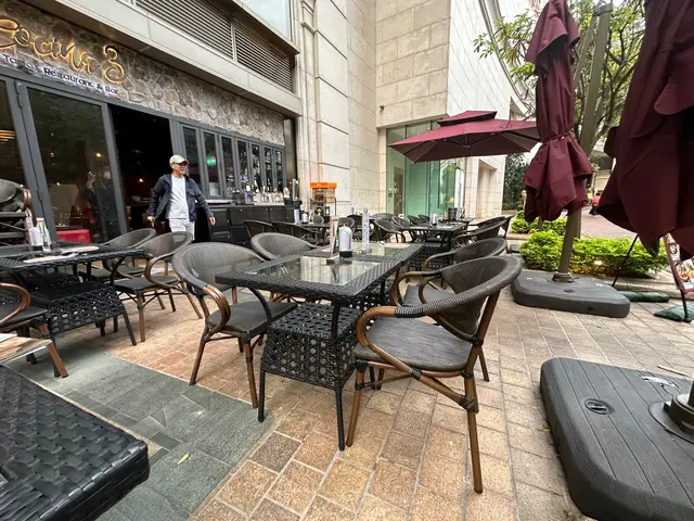 我同2個朋友5點幾到左,選擇左坐outdoor