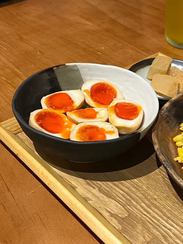 我們加點了$8 的糖心蛋 WUUU~~冰冰鹹的小流心蛋
加上溫暖的貓飯 幸福感加一