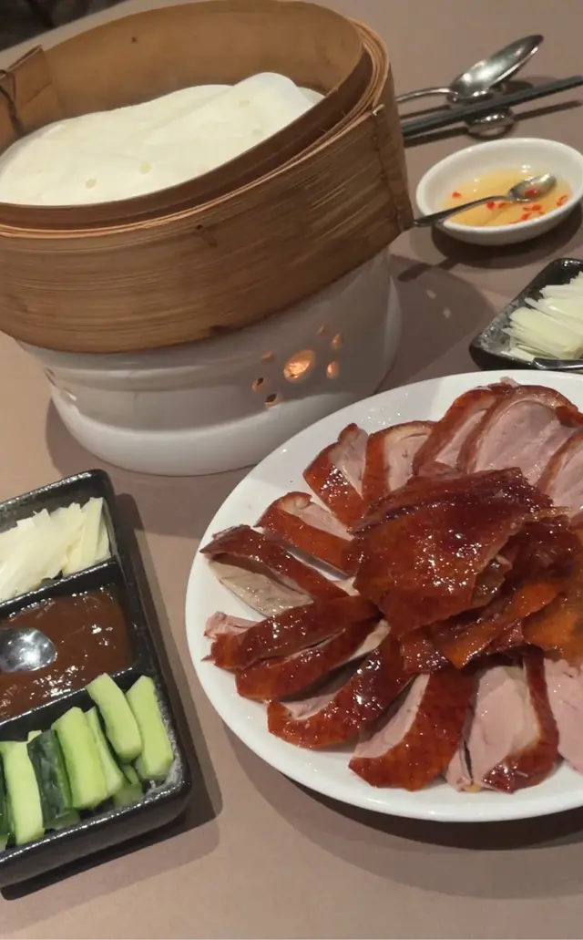 皮又薄又少油脂，口感不油膩⋯⋯可惜青瓜太乾，應該切出嚟一段時間⋯⋯仲有上成隻鴨時，個蒸籠仲放喺鴨面上⋯⋯有失專業上菜水準！