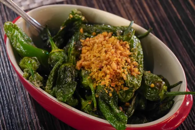 炸西班牙青椒、蒜粒