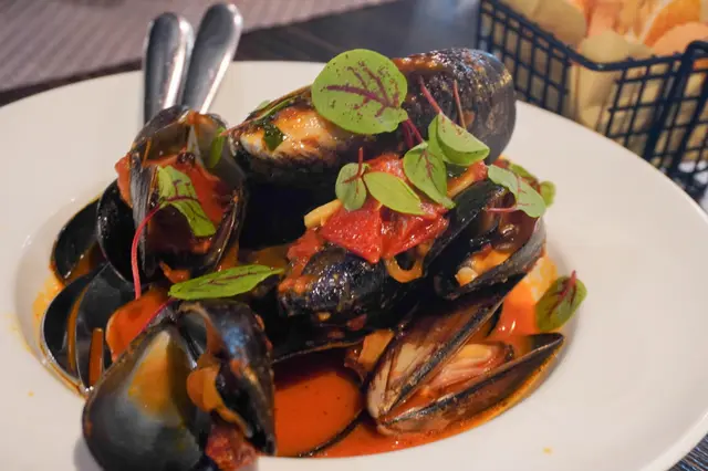 番茄臘肉腸煮青口配蒜蓉包