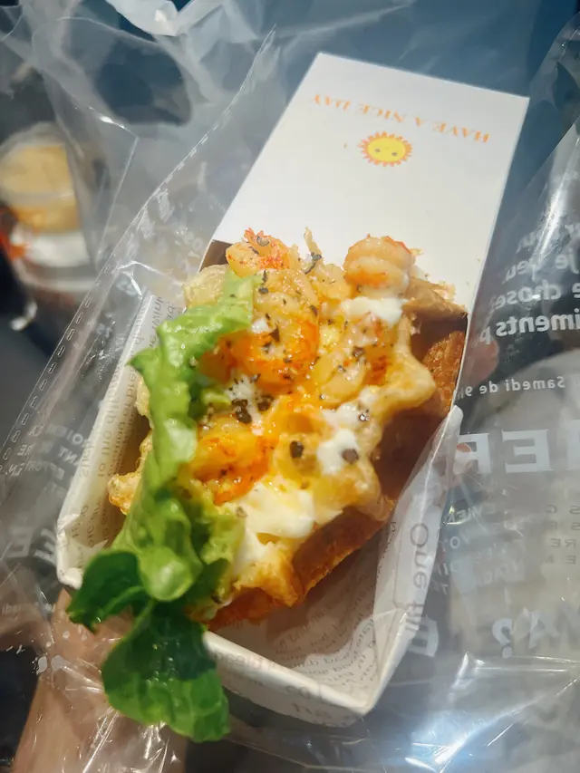 龍蝦肉牛油果牛角窩夫堡