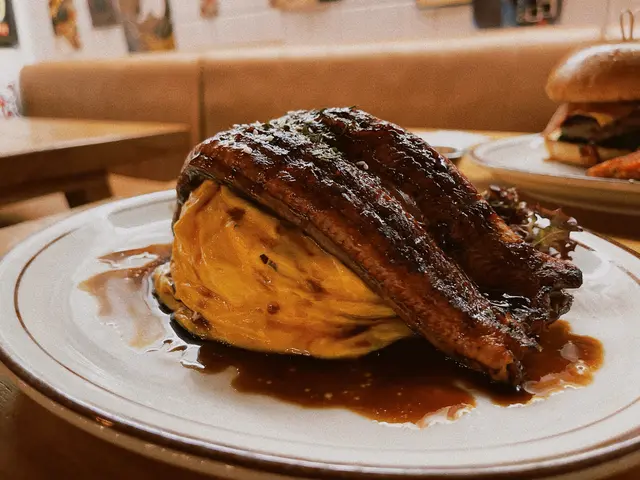 炭烤原條鰻魚蛋包飯