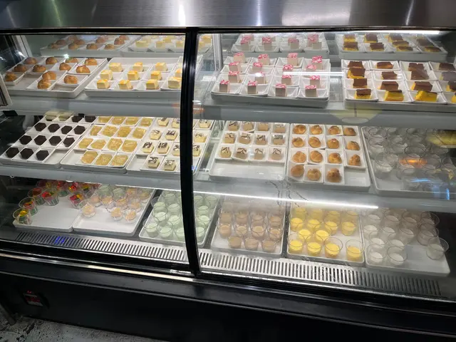 甜品櫃有十幾款蛋糕仔布甸仔