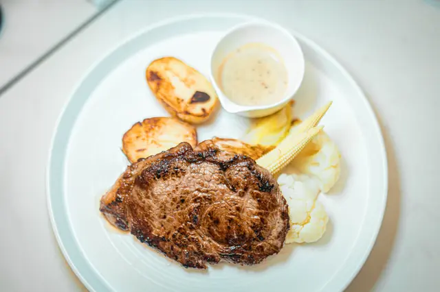 西冷牛扒(黑椒汁)配薯菜