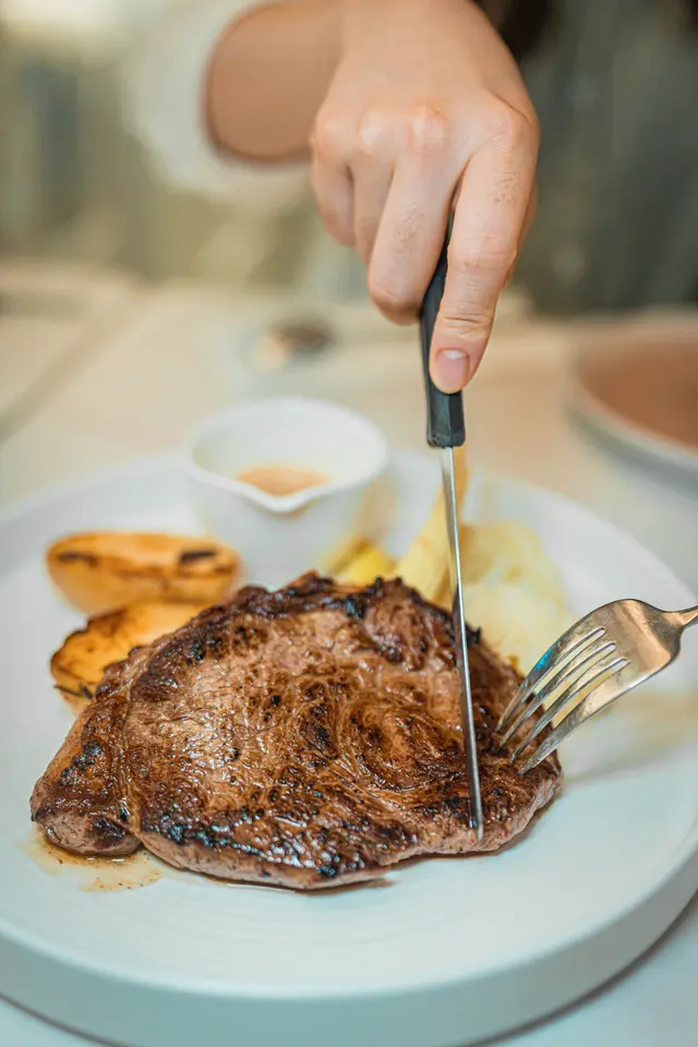 西冷牛扒(黑椒汁)配薯菜