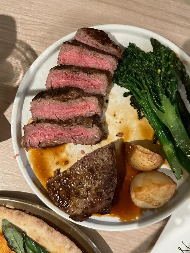 🍽 烤10安士澳洲M4安格斯西冷 配燒新薯 及烤美國露筍(Medium)