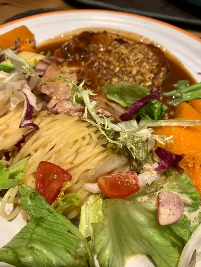 慢煮雞扒好嫩滑，加上蒜蓉汁，另外有烤過，香口。