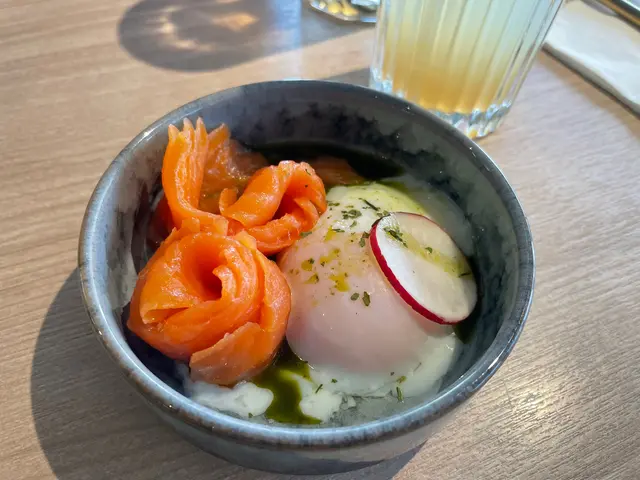 煙三文魚配溫泉蛋 及香草油