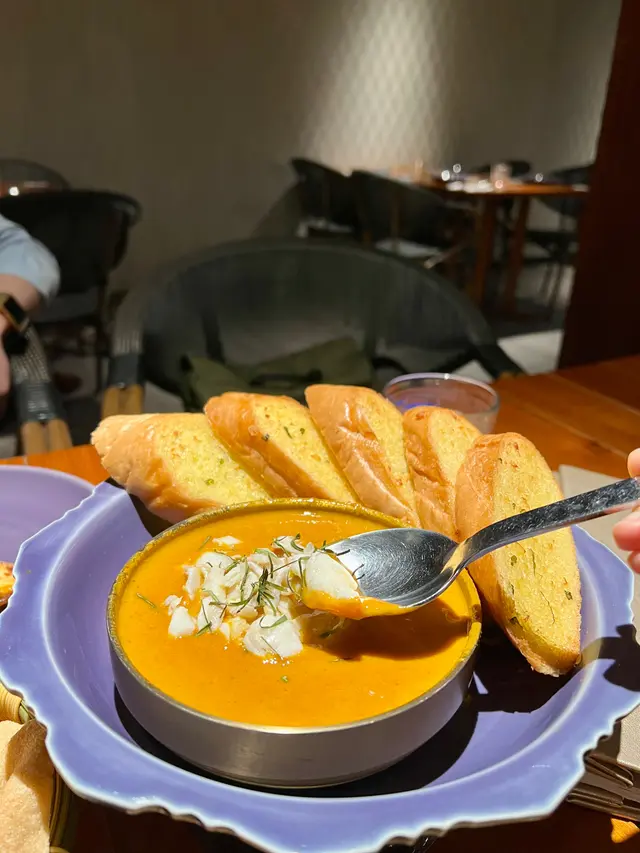 黃咖哩珍寶蟹肉配蒜蓉包