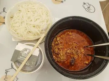 麻辣汤米线 (配冬菇、肥牛、鸡肉)