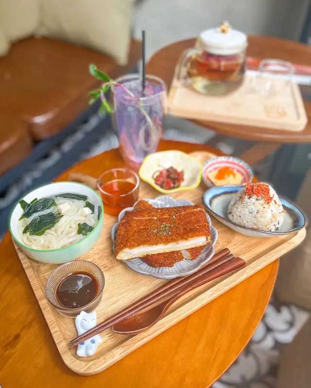定食：前菜x2、主食(日式吉列豬扒)、飯團、烏東