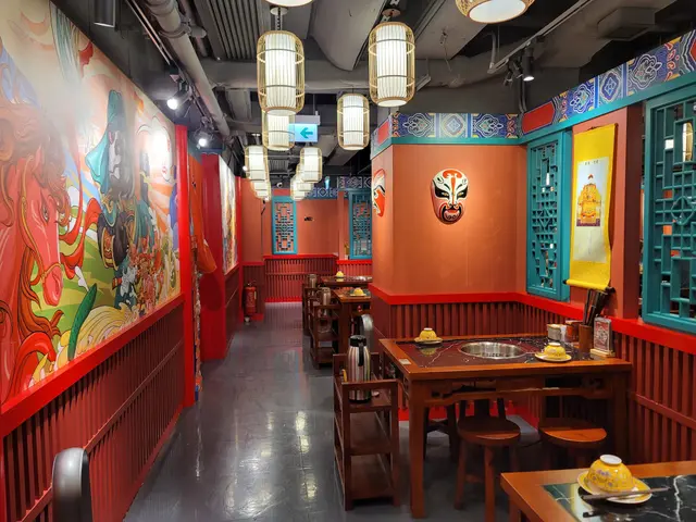 店內採用暖光設計,配合紅磚、花磚牆面和木質桌椅,營造出古香古色的氛圍,讓人感到舒適怡人