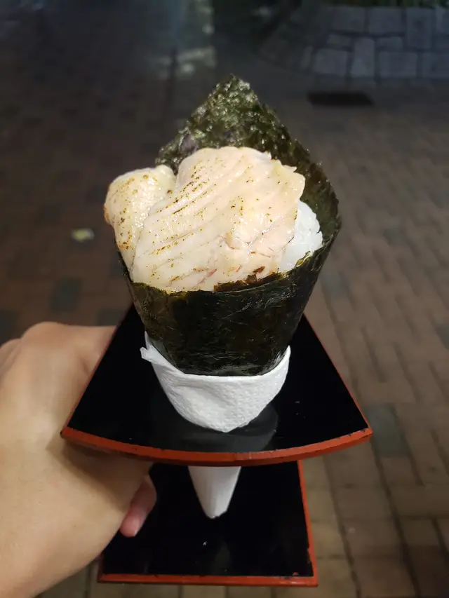 火炙牛油三文魚手卷