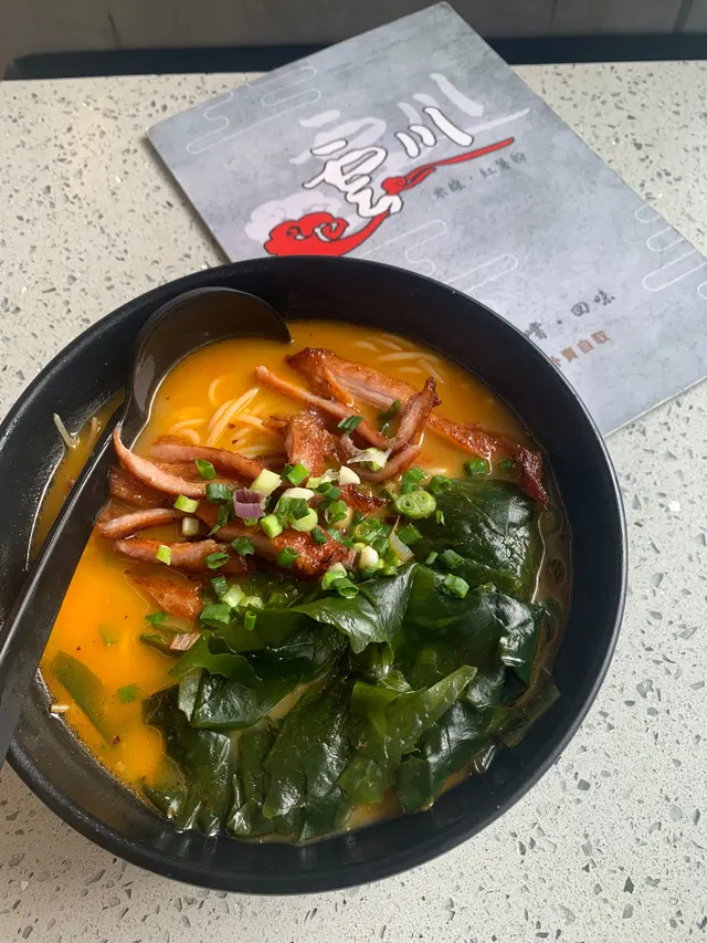 豬頸肉螺旋草金湯米線