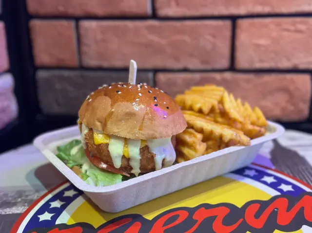 黄金海堡 $103；Double芝士 +$9@；轉套餐加配 $22@