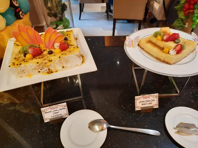 Passion Fruit Floating Island & 榴槤芝士蛋糕