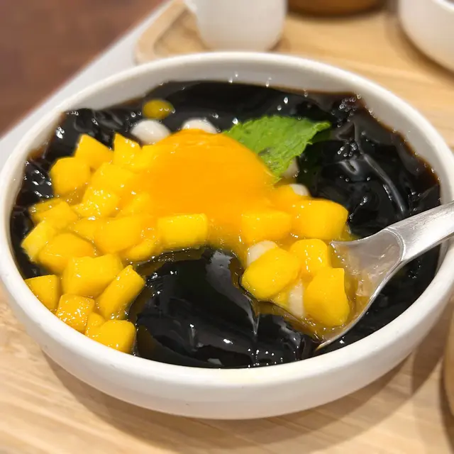 圓仔芒果嫩仙草盛盤