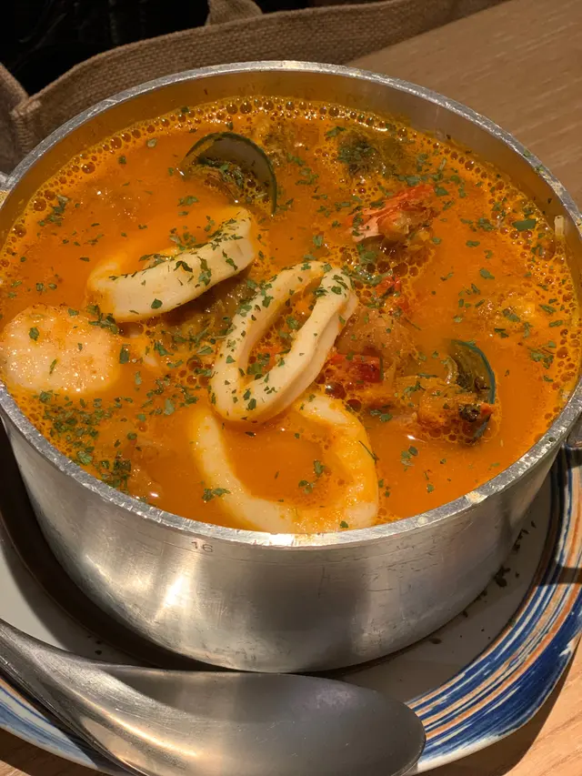 收我$300幾蚊,全部都係急凍海鮮😒仲要係好普通size 嘅急凍海鮮,個飯質煮得幾好,但啲材料唔掂,如果用新鮮海鮮,整體一定鮮甜好多😮💨 而家食落有啲次 少少蕃茄湯加雞湯嘅味⋯⋯